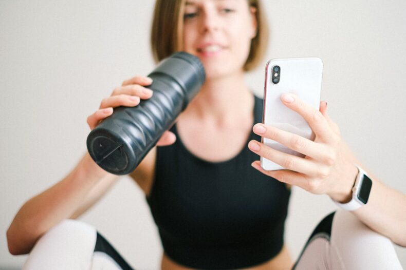Frau nutzt Software zur Trainingsplanung