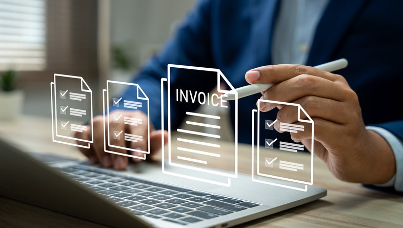 Automatisierte Beitragsabrechnung im Verein – digitale Rechnungen am Laptop
